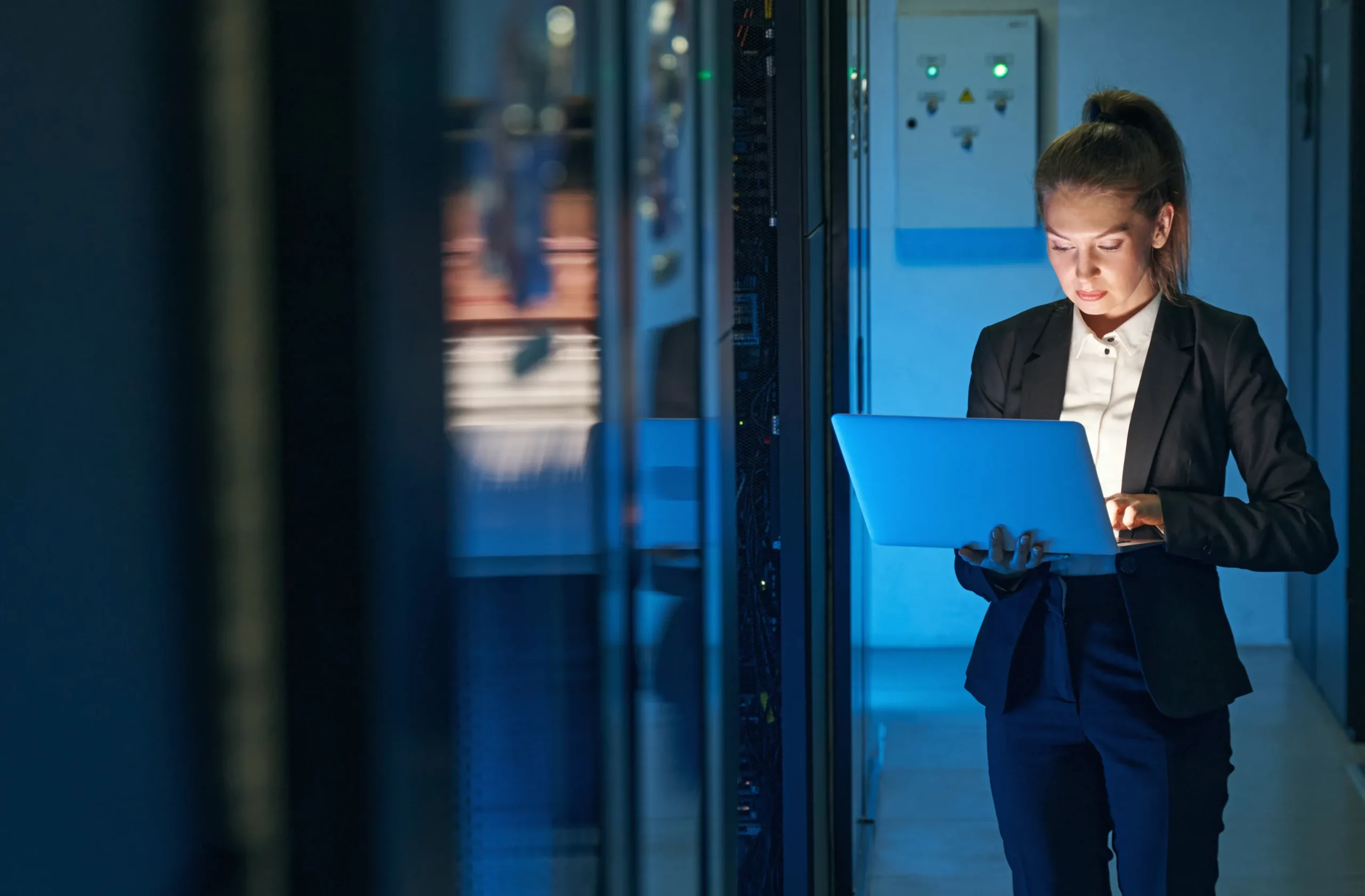 Businnes woman holding her laptop